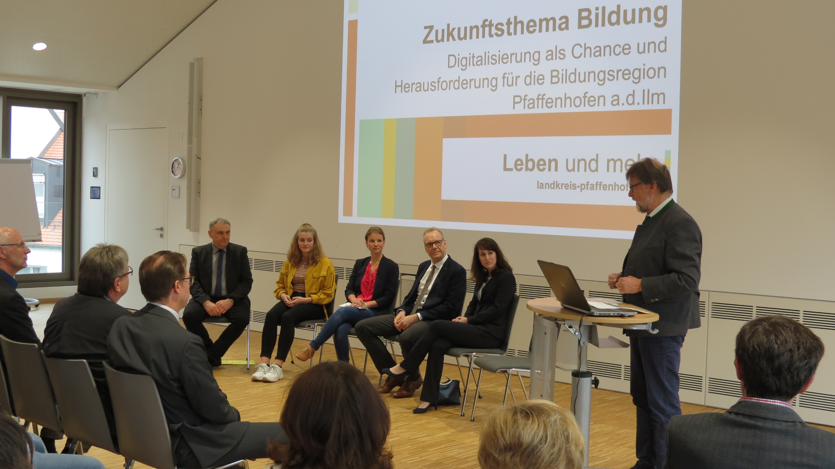 Podiumsdiskussion zur Digitalisierung an Schulen - Chance und zugleich Herausforderung