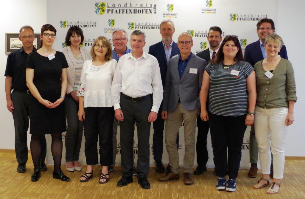 v.l.: Johann Hauser, Christine Pietsch (Integrationsbeauftragte, Landratsamt), Petra Schuller , Anna Kutzer-Meckl, Sepp Steinbüchler, Siegfried Emmer, Johann Allramseder, Peter Sauer, Christian Degen, Theresa Stumpf, Prof. Claude Herion und Gabriele Störk Leider haben wir keinen Alternativtext zu diesem Bild, aber wir arbeiten daran.