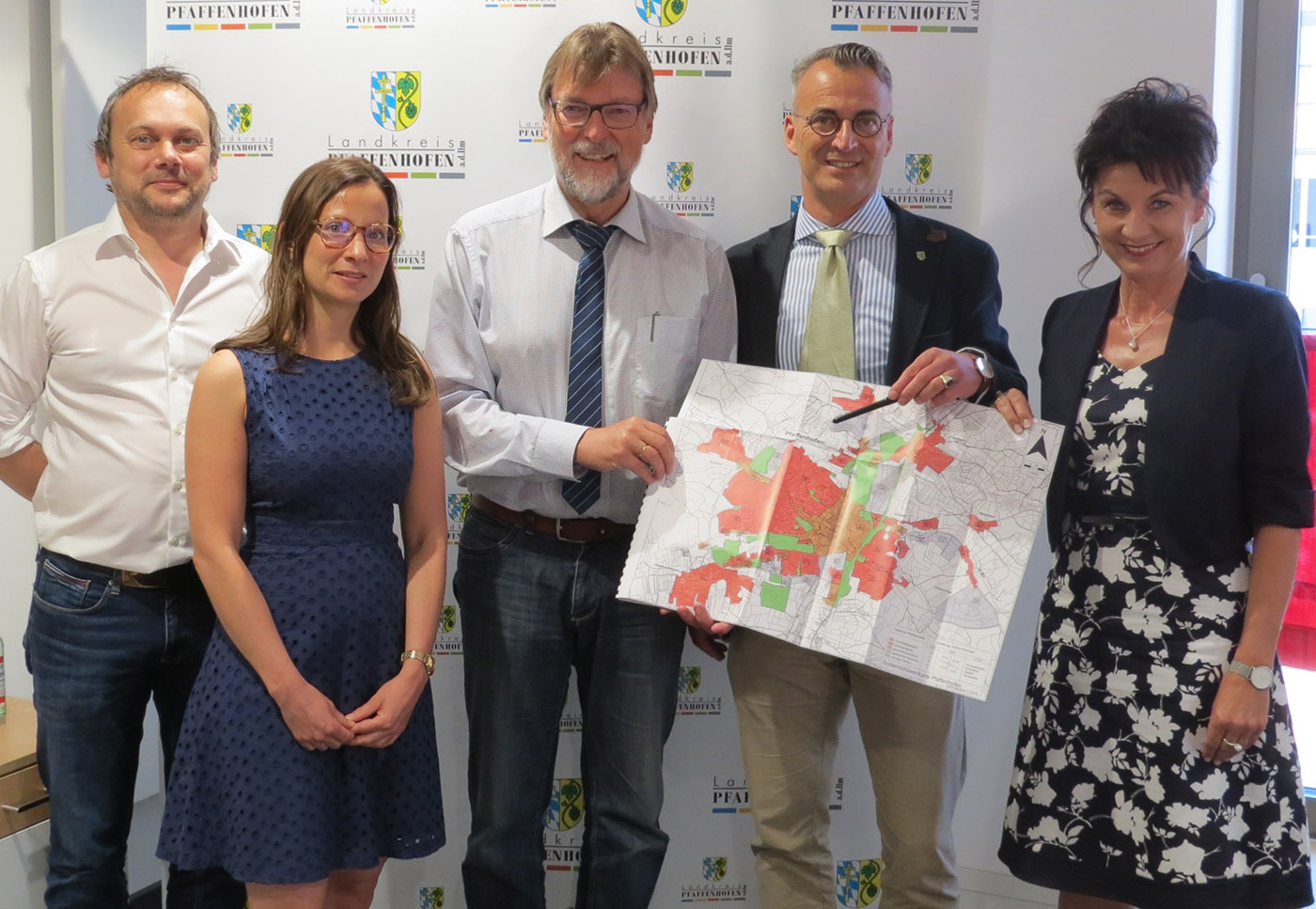 v.l.n.r.: Edmund Ferstl (stv. Vors. des Gutachterausschusses), Abteilungsleiterin Karola Mayer, Landrat Martin Wolf, Kreisbaumeister Gunther-F.-L. Hasse (Vors. des Gutachterausschusses) u. Anita Eisenmann (Geschäftsstelle Gutachterausschuss) Leider haben wir keinen Alternativtext zu diesem Bild, aber wir arbeiten daran.