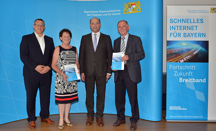 v.l.n.r.: Michael Pfab, Katharina Gmelch, Staatsminister Albert Füracker und der Stellvertreter des Landrats Anton Westner Leider haben wir keinen Alternativtext zu diesem Bild, aber wir arbeiten daran.