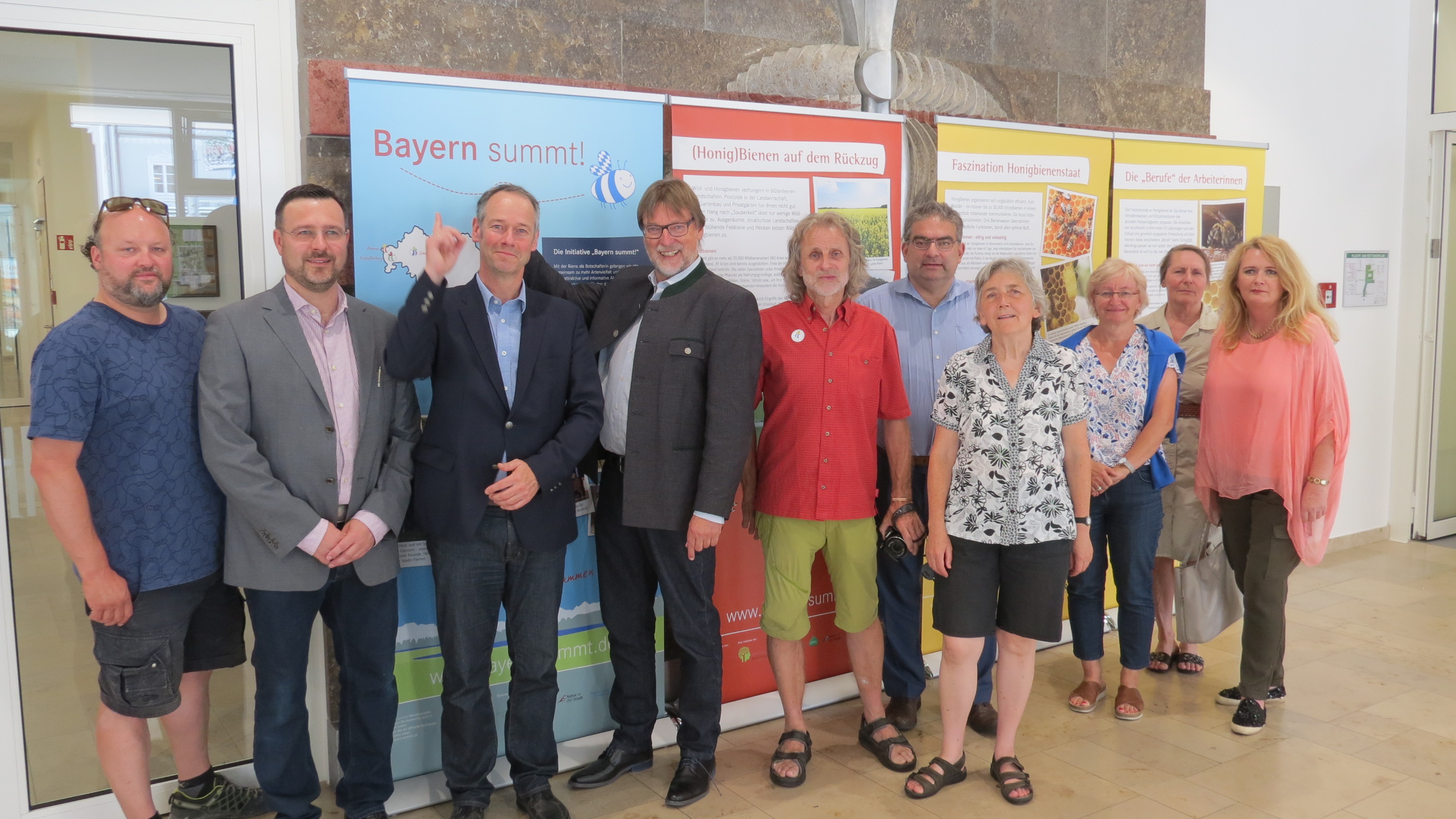 Landrat Martin Wolf (4.v.l.), Cornelius Hemmer (3.v.l.), Manfred Mensch Mayer (5.v.l.), Andreas Kastner (2.v.l.) und interessierte Bürgerinnen und Bürger bei der Eröffnung der Ausstellung. Leider haben wir keinen Alternativtext zu diesem Bild, aber wir arbeiten daran.