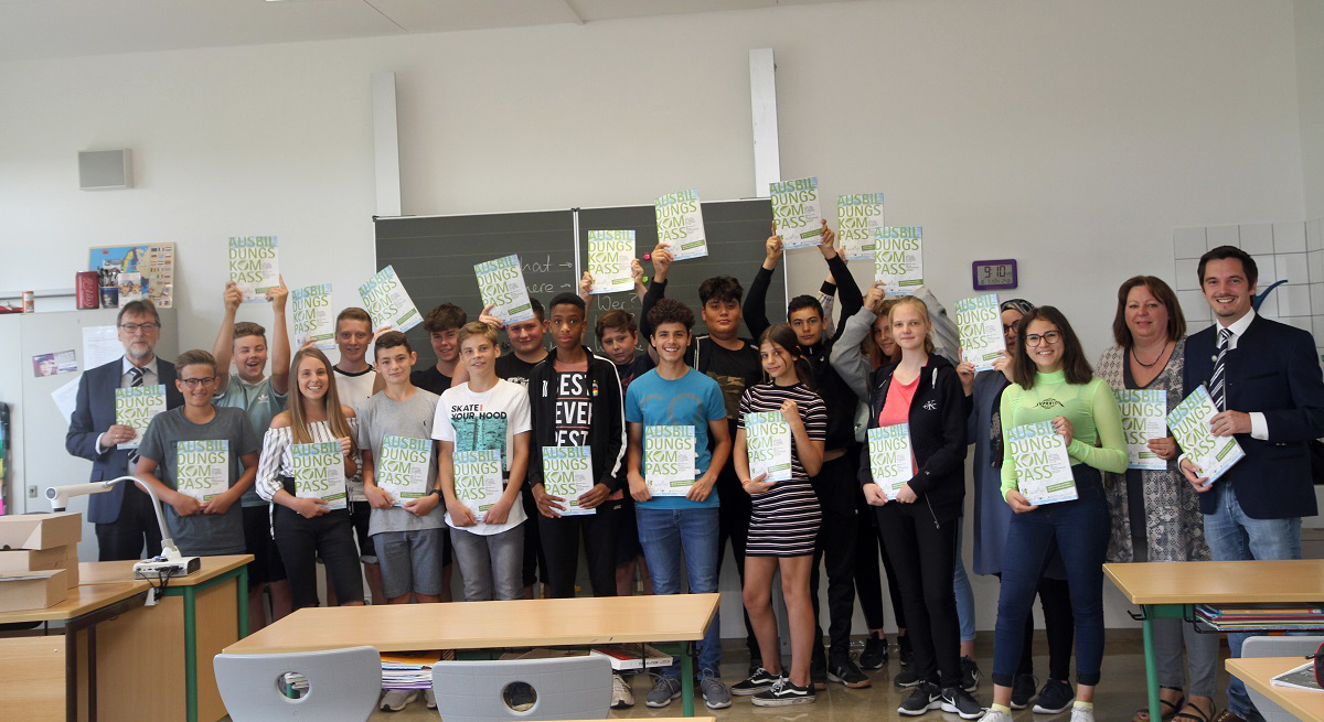 An die Schüler der 8. Klasse der Mittelschule Vohburg übergab Landrat Martin Wolf (links) und KUS-Vorstand Johannes Hofner (rechts) die zweite Auflage des Ausbildungskompasses für den Landkreis Pfaffenhofen. Leider haben wir keinen Alternativtext zu diesem Bild, aber wir arbeiten daran.