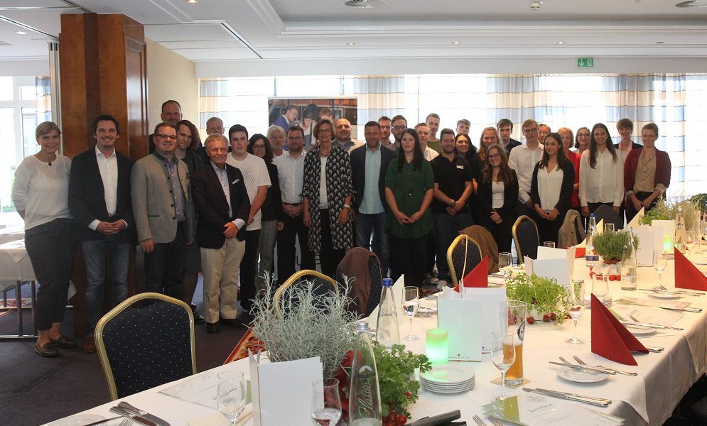 Die Absolventen der AZUBI AKADEMIE feierten ihren Erfolg gemeinsam mit den Vertretern der Ausbildungsbetriebe und des KUS im Moosburger Hof Leider haben wir keinen Alternativtext zu diesem Bild, aber wir arbeiten daran.
