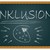 schwarze Tafel mit dem Schriftzug Inklusion