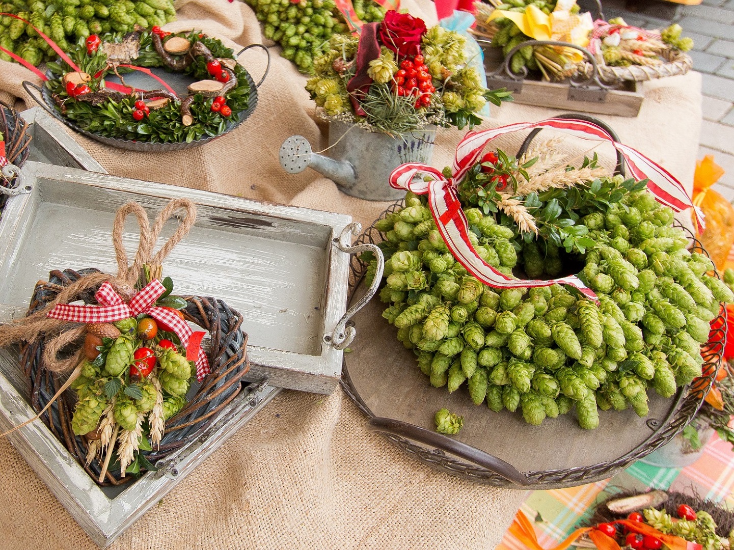 Traditionelle Hopfakranzl und weitere Produkte aus Hopfen stehen im Mittelpunkt des Hallertauer Hopfakranzlfestes am 1. September im Klosterinnenhof in Scheyern. Leider haben wir keinen Alternativtext zu diesem Bild, aber wir arbeiten daran.