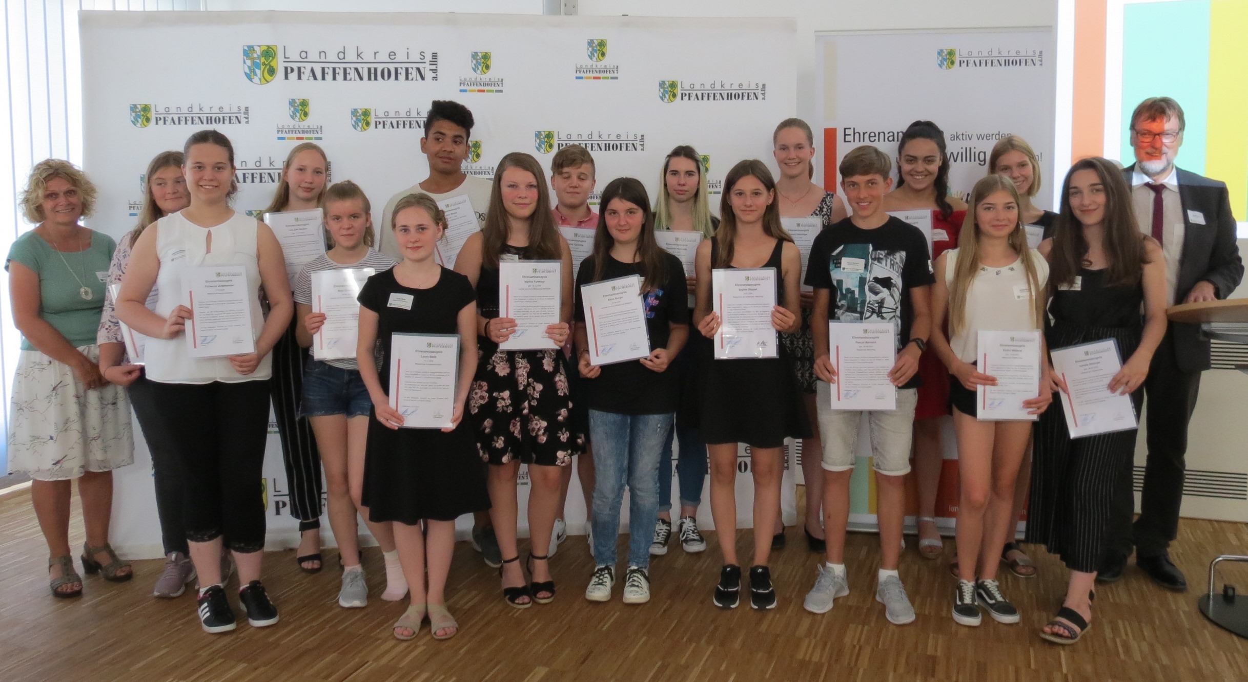 Die erfolgreichen Absolventinnen und Absolventen mit Landrat Martin Wolf (rechts) und der Koordinatorin des Projekts „Ehrenamt macht Schule“ Uschi Schlosser (links). Leider haben wir keinen Alternativtext zu diesem Bild, aber wir arbeiten daran.