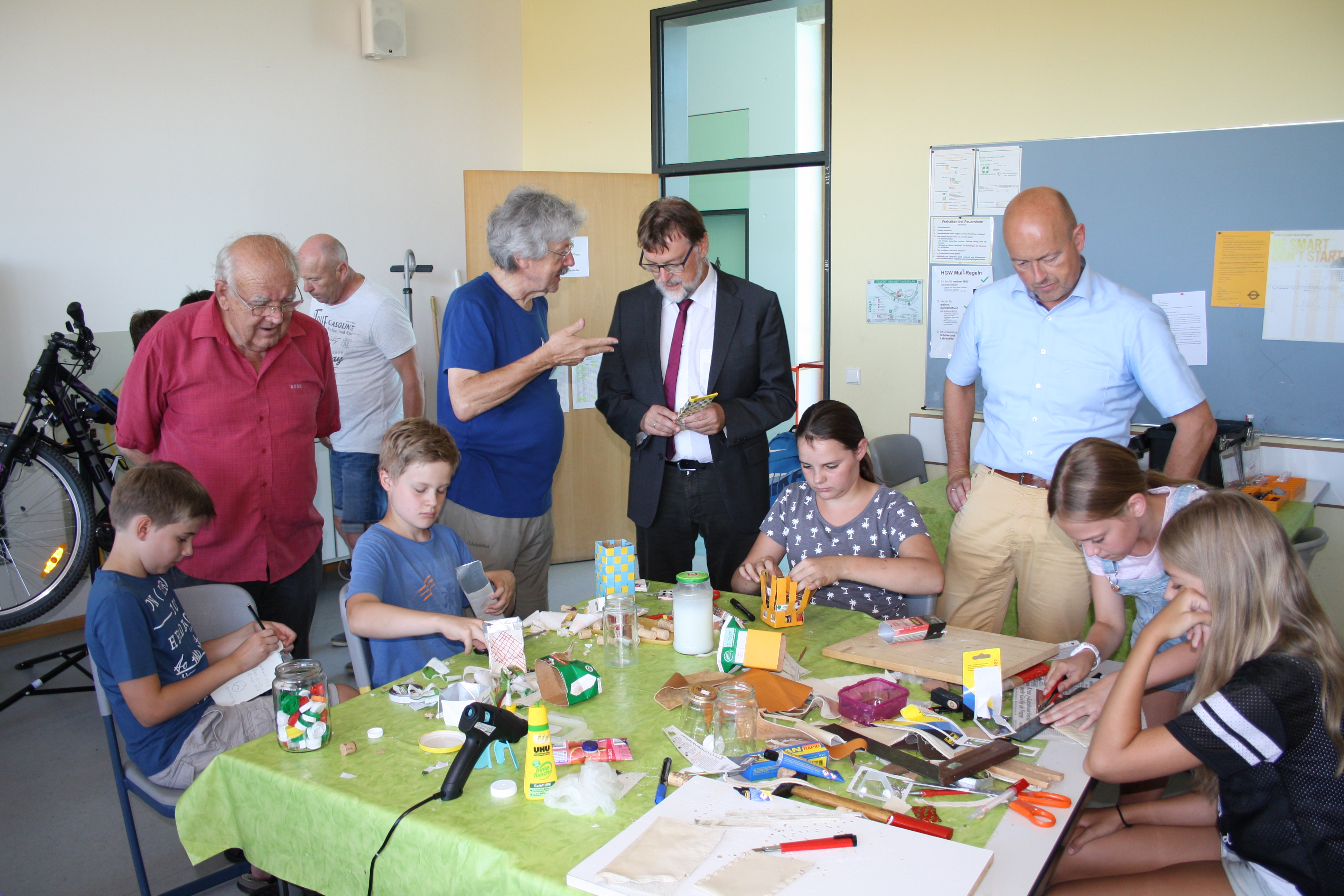 Schülerinnen und Schüler erschaffen unter Anleitung von Herrn M. Spachinger (li.) und Herrn A. Artner (2.v.li.) vom Werkstattcafé neue nützliche Gegenstände und wurden dabei von Landrat M. Wolf u. Schulleiter Ch. Heller (re.) besucht. Schülerinnen und Schüler erschaffen unter Anleitung von Herrn M. Spachinger (li.) und Herrn A. Artner (2.v.li.) vom Werkstattcafé neue nützliche Gegenstände und wurden dabei von Landrat M. Wolf u. Schulleiter Ch. Heller (re.) besucht.