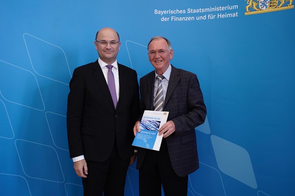 Albert Füracker (l.) übergibt Anton Westner (r.) die Förderbescheide für den Ausbau der digitalen Infrastruktur in Oberbayern