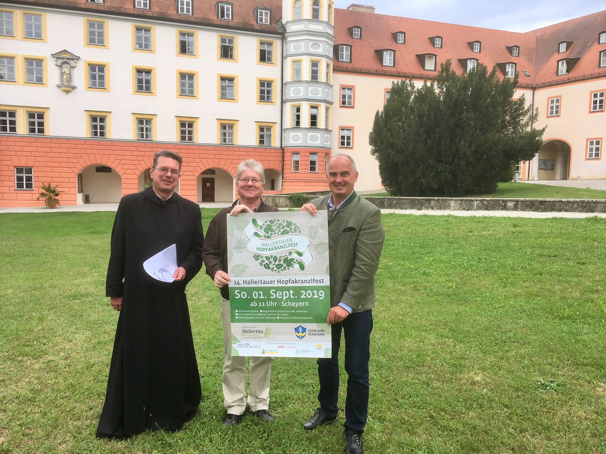 (v.l.n.r.): Pater Lukas vom Kloster Scheyern, Moderator Gerhard Daxberger und Scheyerns Bürgermeister Manfred Sterz. Leider haben wir keinen Alternativtext zu diesem Bild, aber wir arbeiten daran.