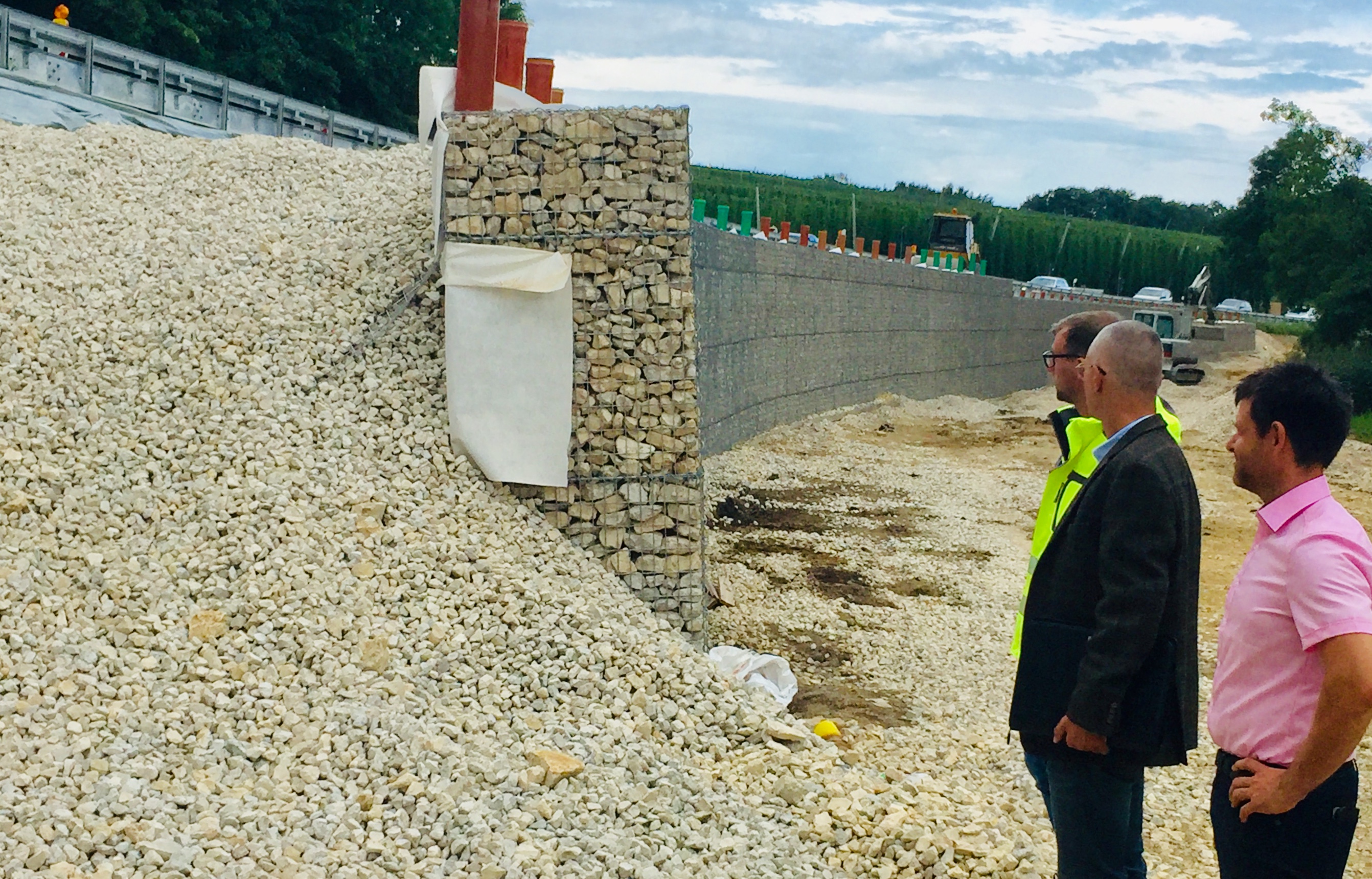 v.l.: Thomas Flössler vom beauftragten Ingenieurbüro Eichenseher sowie Arthur Kraus und Josef Fuchs von der Tiefbauverwaltung überzeugten sich bei einem Ortstermin vom Fortschritt der Bauarbeiten. Leider haben wir keinen Alternativtext zu diesem Bild, aber wir arbeiten daran.