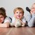 drei Kinder liegend am Boden