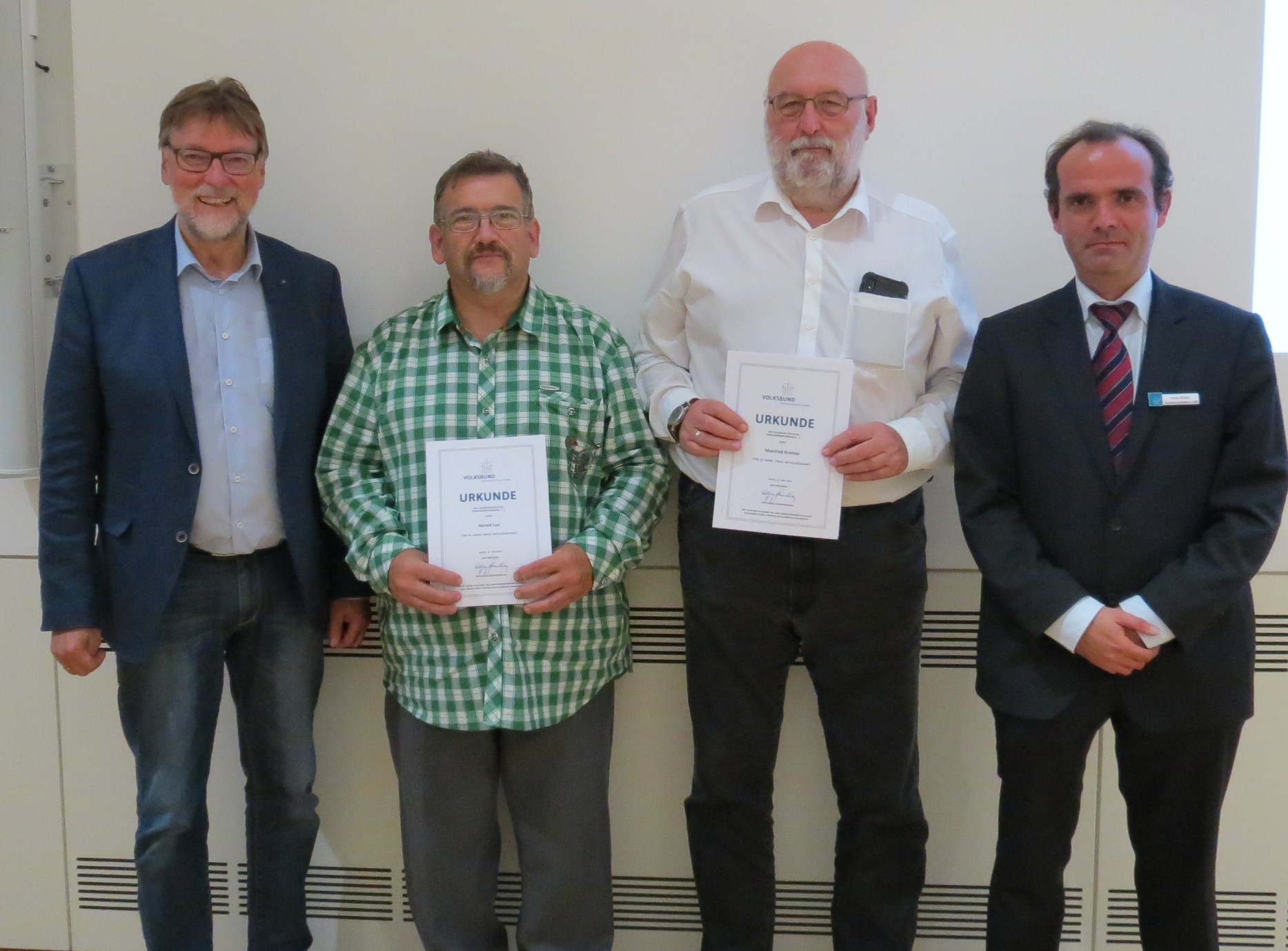 v.l.n.r.: Landrat und Kreisvorsitzender Martin Wolf, Harald Lux, Manfred Kremer und der Geschäftsführer des Bezirksverbands Artur Klein Leider haben wir keinen Alternativtext zu diesem Bild, aber wir arbeiten daran.