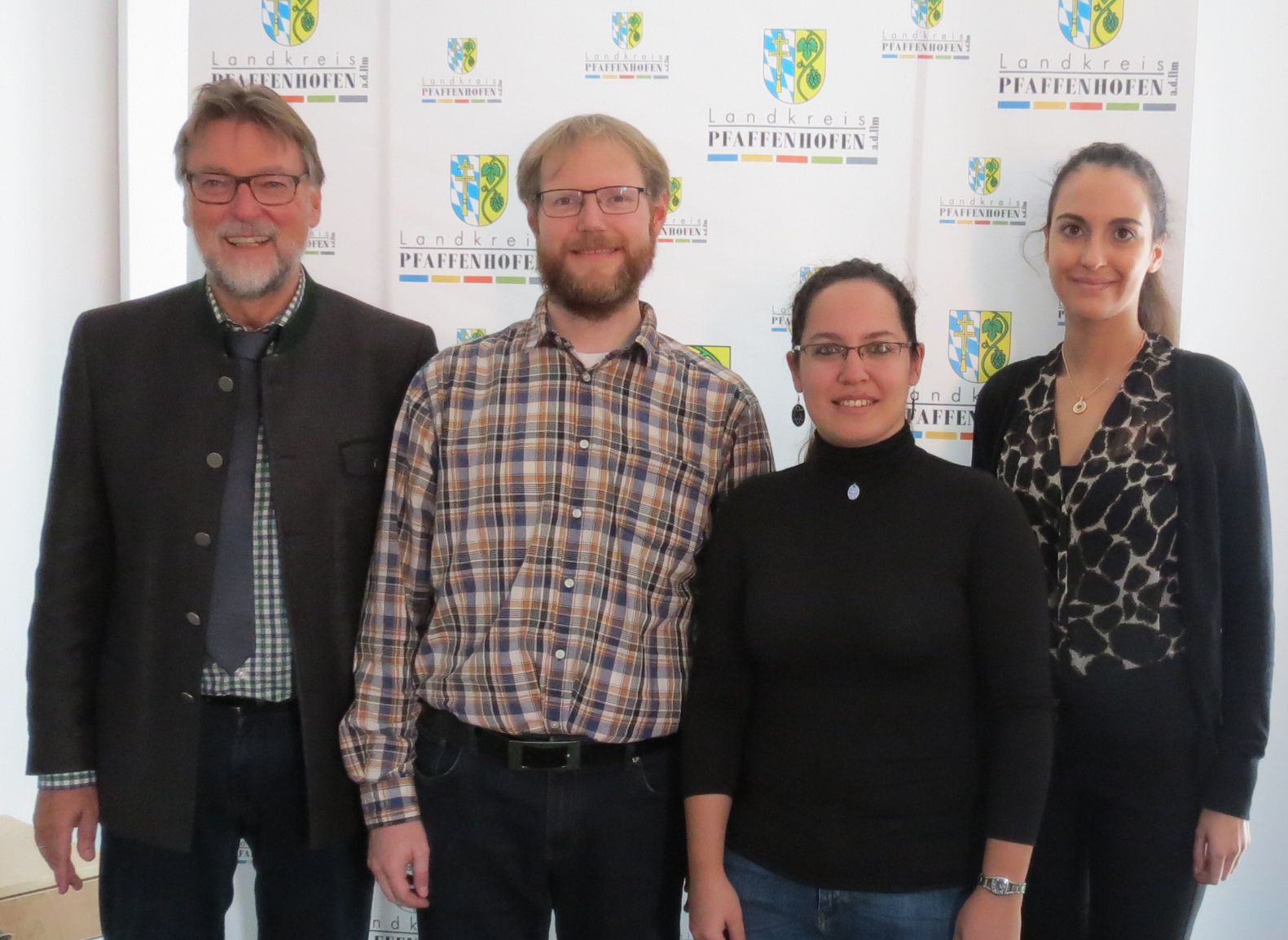 v.l.n.r.: Landrat Martin Wolf, Steffen Schreiber, Mareike Witt und Abteilungsleiterin Katharina Baschab vom Landratsamt Leider haben wir keinen Alternativtext zu diesem Bild, aber wir arbeiten daran.
