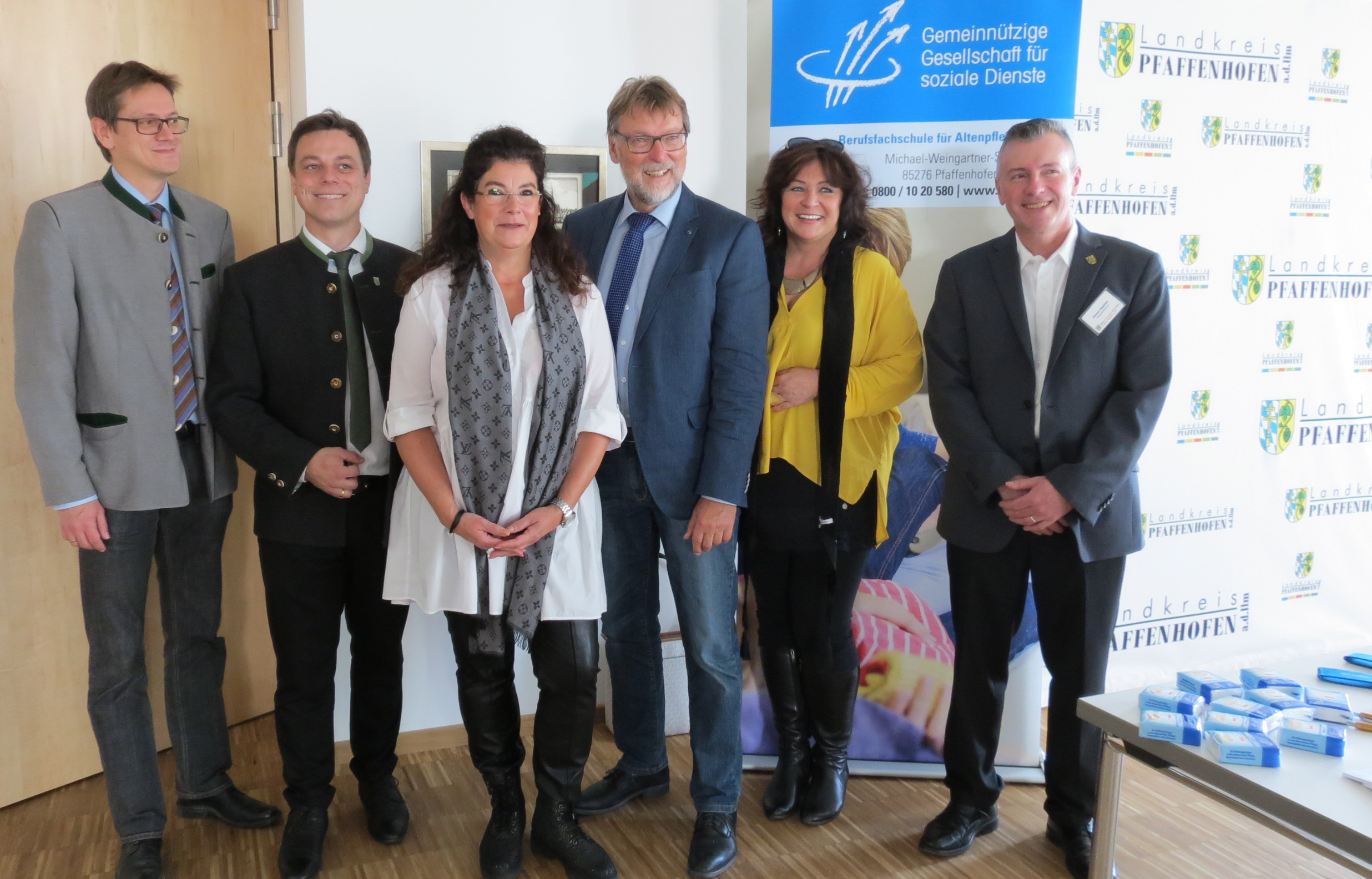 v.l.n.r.: Abteilungsleiter Michael Reile, Richard Lechner, Anja Roch von der Altenpflegehilfeschule, Landrat Martin Wolf, Alicja Meinert, Leiterin der Altenpflegehilfeschule und Siegfried Emmer Leider haben wir keinen Alternativtext zu diesem Bild, aber wir arbeiten daran.