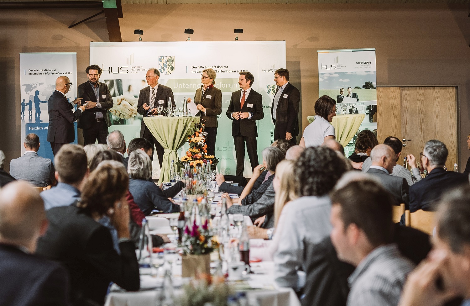 Prof. Claude Herion, Sprecher im Vorstand d. Wirtschaftsbeirates, stellv. Landrat Anton Westner, Elke Christian, Leiterin der IHK-Geschäftsst. Ingolstadt, KUS-Vorstand Johannes Hofner sowie Bürgerm. Albert Vogler (v.l.n.r.). Leider haben wir keinen Alternativtext zu diesem Bild, aber wir arbeiten daran.