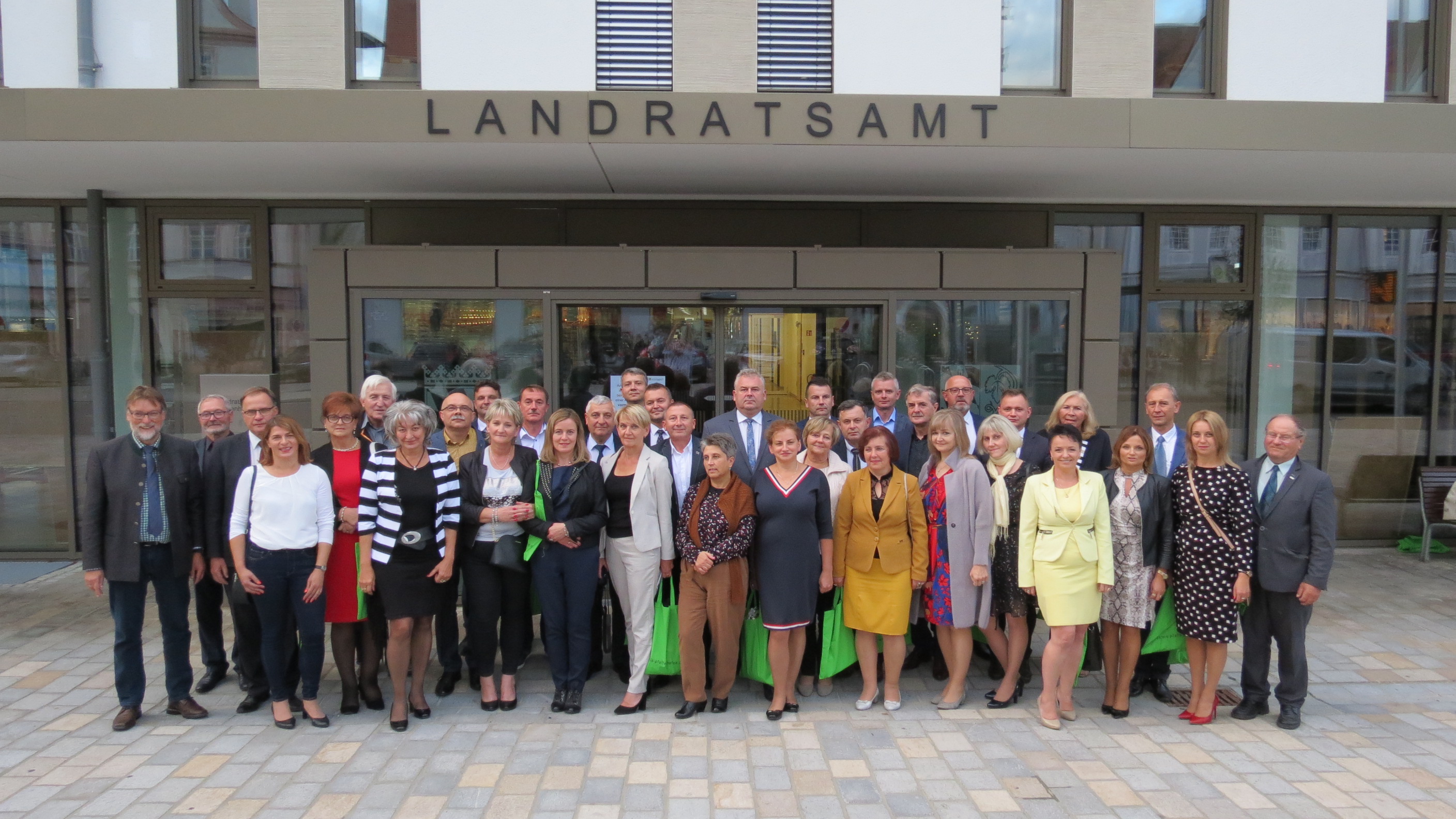 Die Delegation aus Tarnów mit Landrat Martin Wolf (li.) und Altlandrat Rudi Engelhard (6.v.l.) vor dem Landratsamt. Leider haben wir keinen Alternativtext zu diesem Bild, aber wir arbeiten daran.