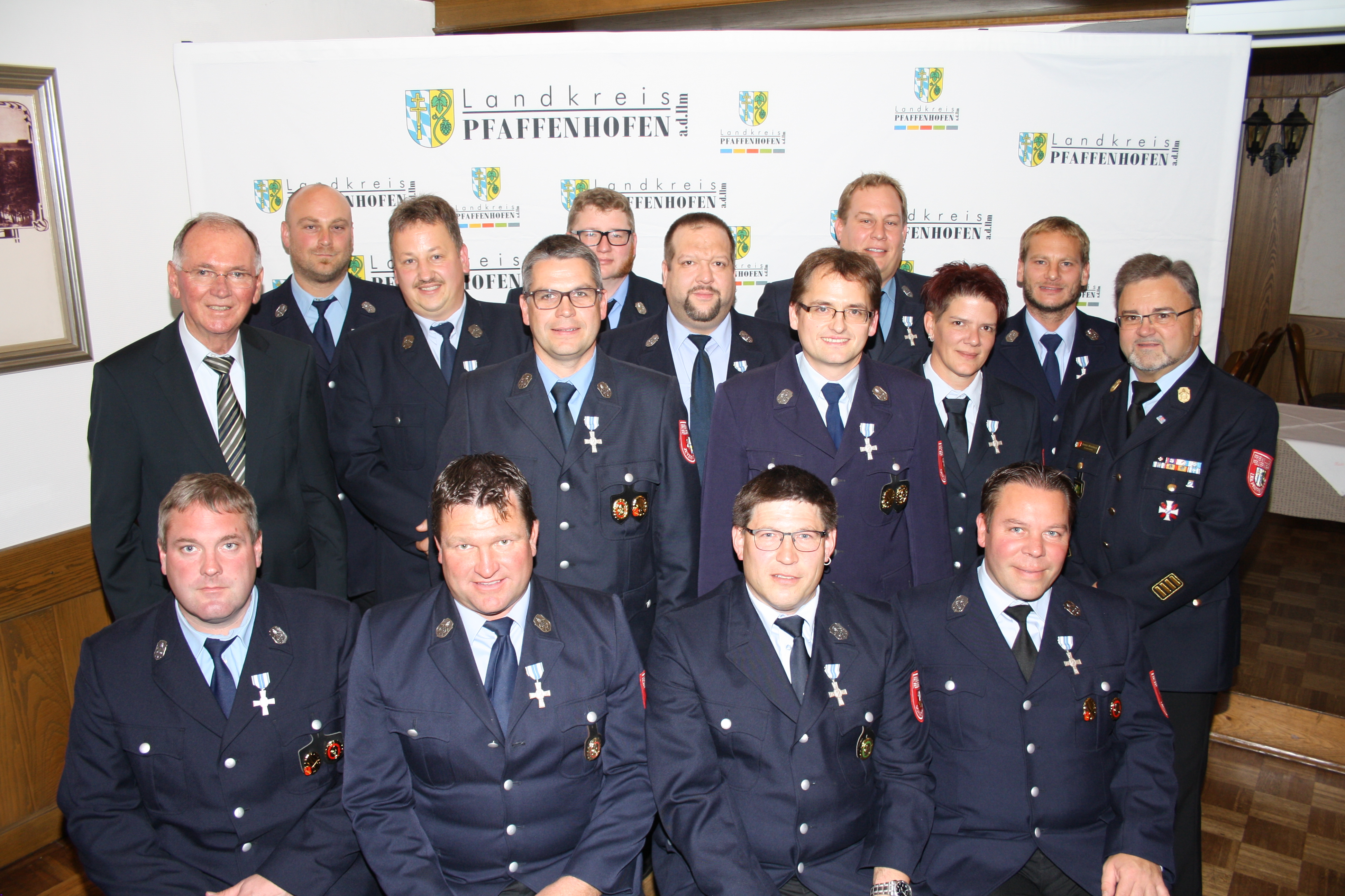 Die für 25 Jahre geehrten Feuerwehrler mit Kreisbrandrat Armin Wiesbeck (mittlere Reihe, re.) und dem Stellvertreter des Landrats Anton Westner (mittlere Reihe, li.). Die für 25 Jahre geehrten Feuerwehrler mit Kreisbrandrat Armin Wiesbeck (mittlere Reihe, re.) und dem Stellvertreter des Landrats Anton Westner (mittlere Reihe, li.).