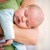 Baby auf dem Arm der Mutter