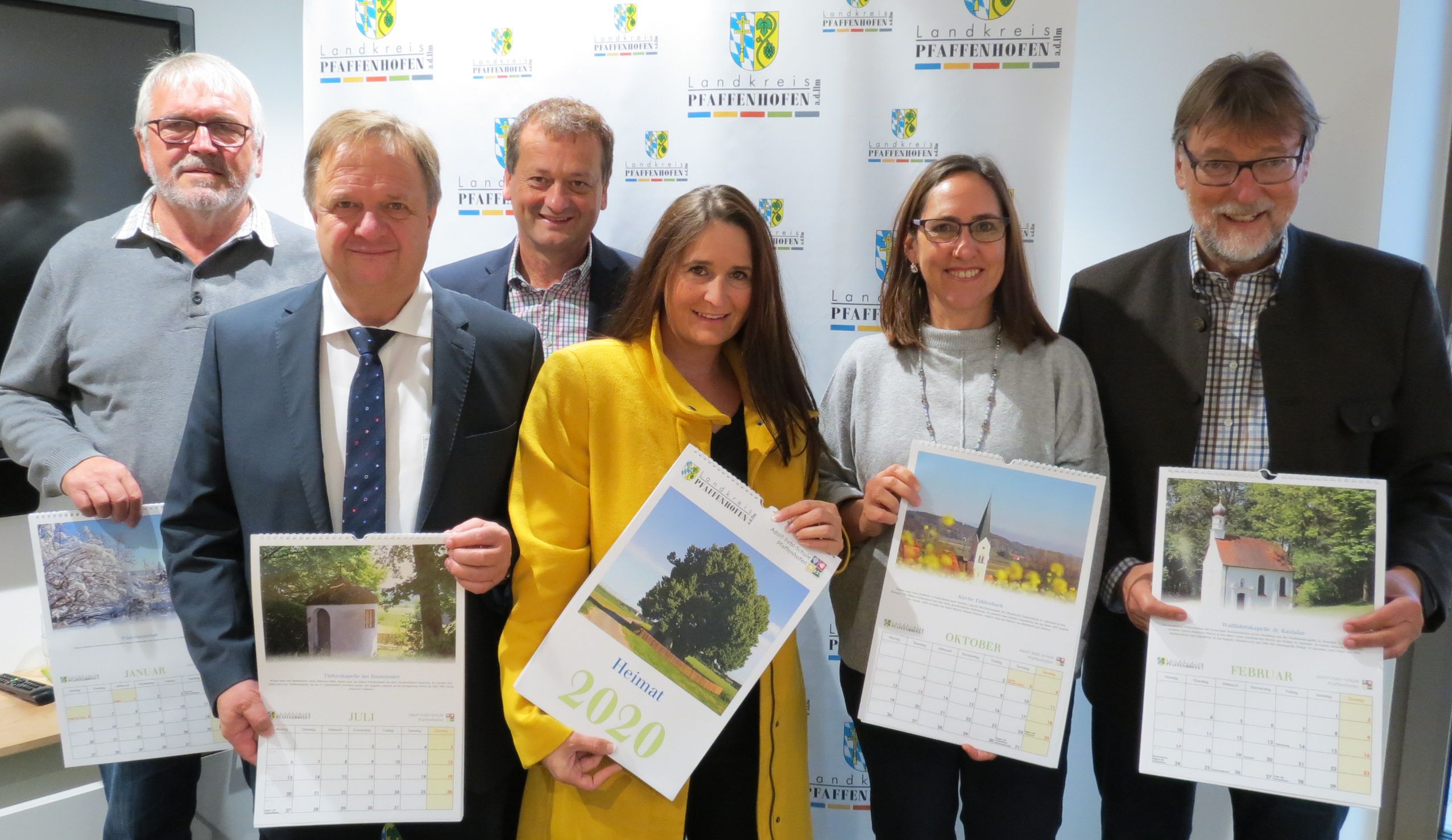 (v.l.n.r.): Fotograf H. Huber, A. Steinberger (Vors. des Vereins „Hilfe für das behinderte Kind“), Fr. Schreyer  (Geschäftsf. des Vereins „Hilfe für das behinderte Kind“), S. Roithmayr (Elternbeiratsvors.), A.  Eichler (Schulleiterin) u. Landrat M. Wolf.