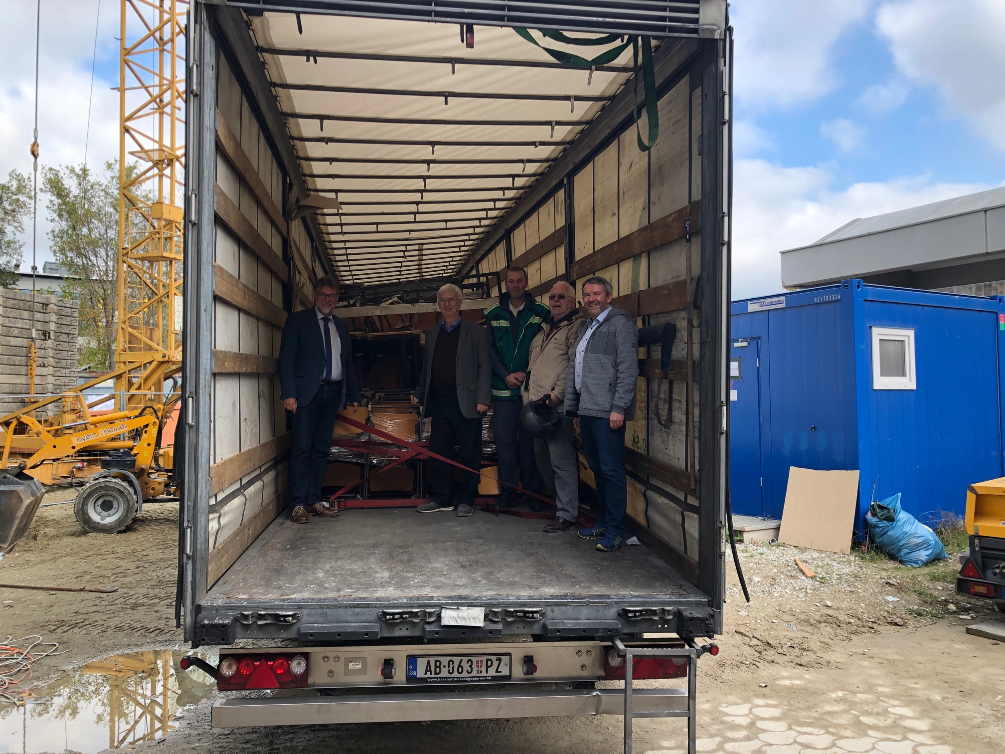 v.l.n.r.: Landrat Martin Wolf, Bernd Duschner vom Verein Freundschaft mit Valjevo, Lkw-Fahrer Dejan Radosavljevic, Ulrich Wandersleb-Münst vom Verein Freundschaft mit Valjevo und der stv. Rektor des Schyren-Gymnasiums Markus Fiederer v.l.n.r.: Landrat Martin Wolf, Bernd Duschner vom Verein Freundschaft mit Valjevo, Lkw-Fahrer Dejan Radosavljevic, Ulrich Wandersleb-Münst vom Verein Freundschaft mit Valjevo und der stv. Rektor des Schyren-Gymnasiums Markus Fiederer