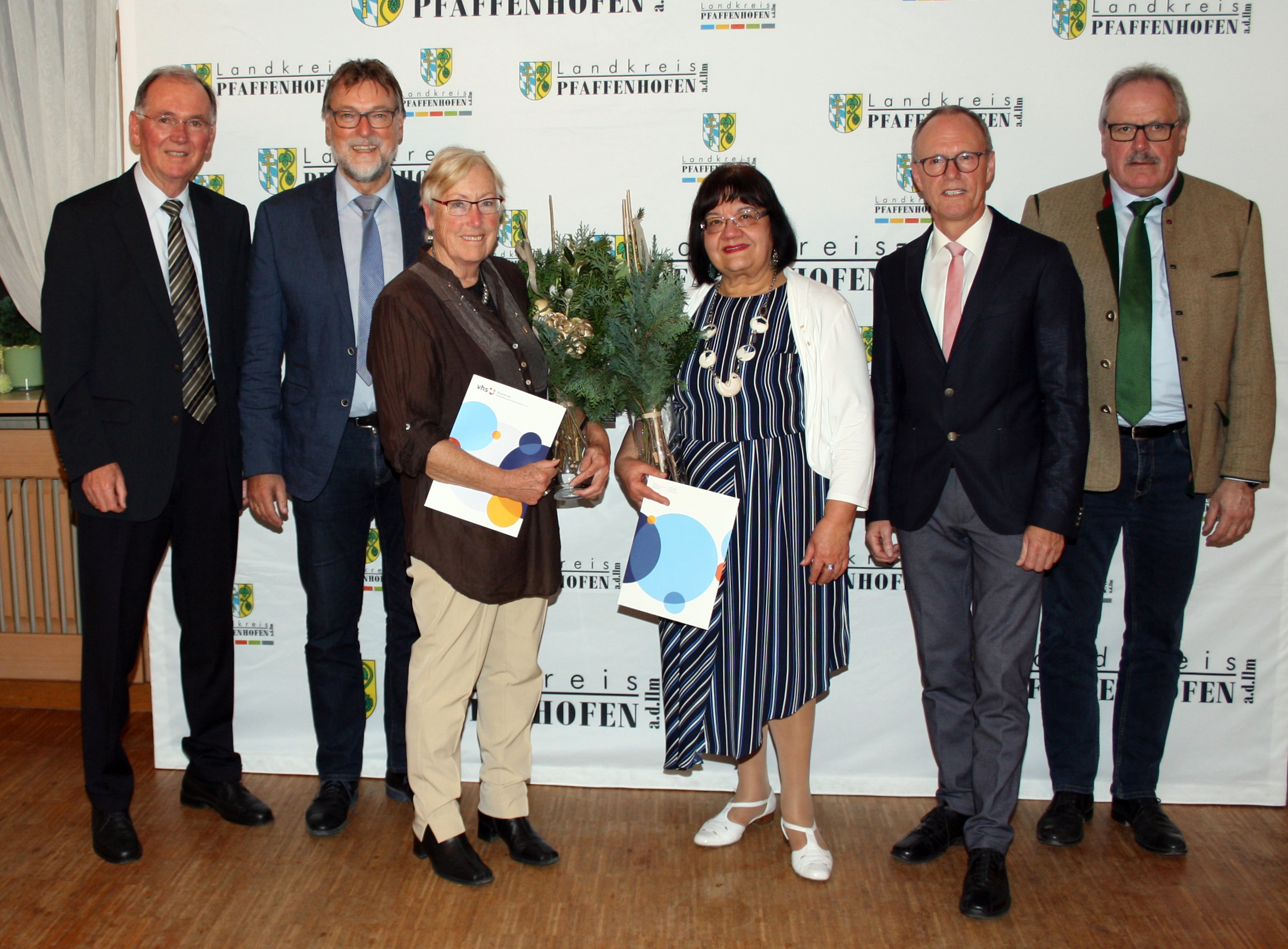 v.l.n.r.: der Stellvertreter des Landrats Anton Westner, Landrat Martin Wolf, Anne Fishburn, Angela Vece, VHS-Geschäftsleiter Peter Sauer und der weitere Stellvertreter des Landrats Josef Finkenzeller v.l.n.r.: der Stellvertreter des Landrats Anton Westner, Landrat Martin Wolf, Anne Fishburn, Angela Vece, VHS-Geschäftsleiter Peter Sauer und der weitere Stellvertreter des Landrats Josef Finkenzeller