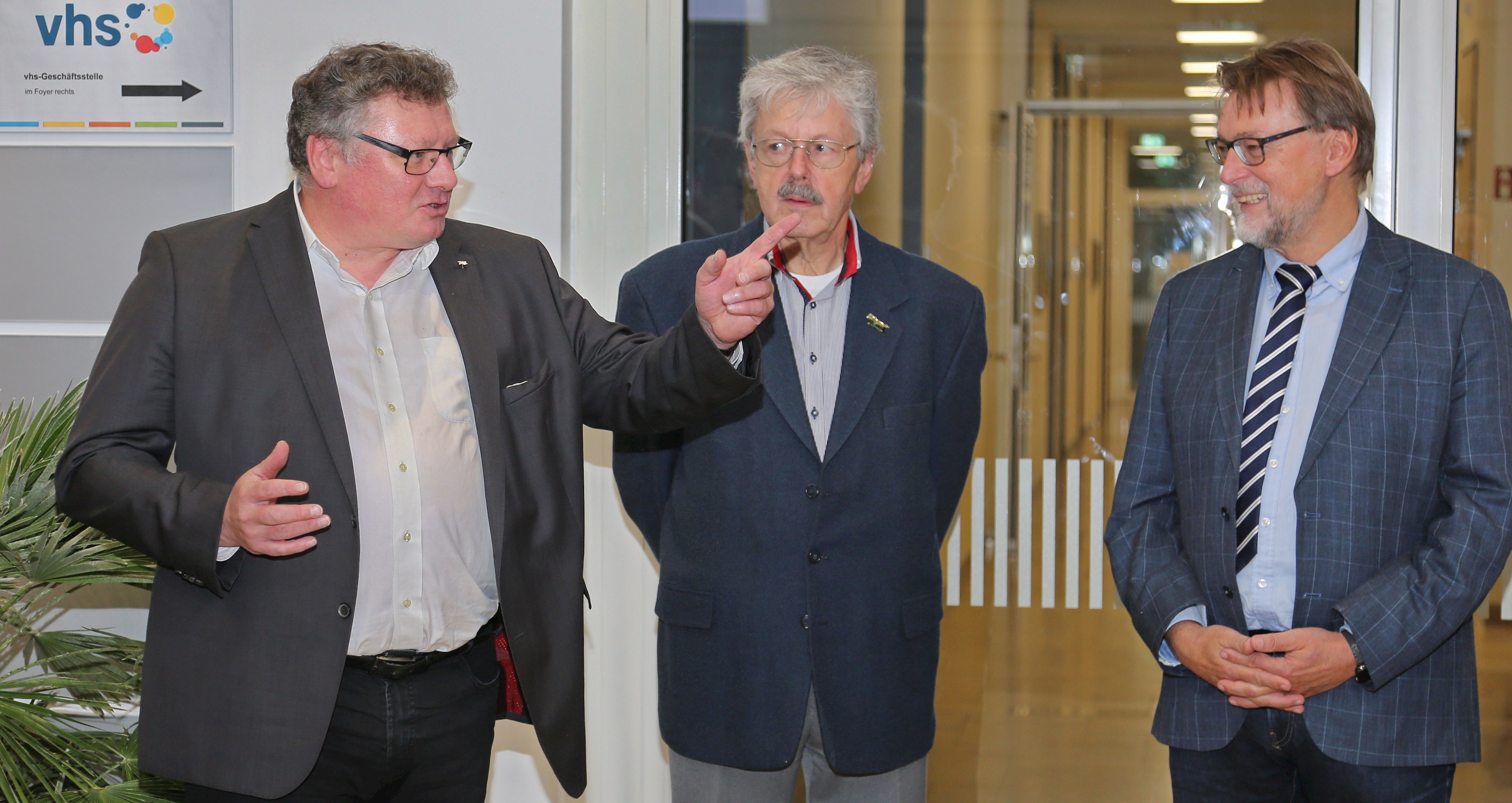 Landrat Martin Wolf (re.), Alfred Artner vom Deutschen Amateur-Radio-Club und Ulrich Köhler vom Institut für Planetenforschung des DLR Landrat Martin Wolf (re.), Alfred Artner vom Deutschen Amateur-Radio-Club und Ulrich Köhler vom Institut für Planetenforschung des DLR