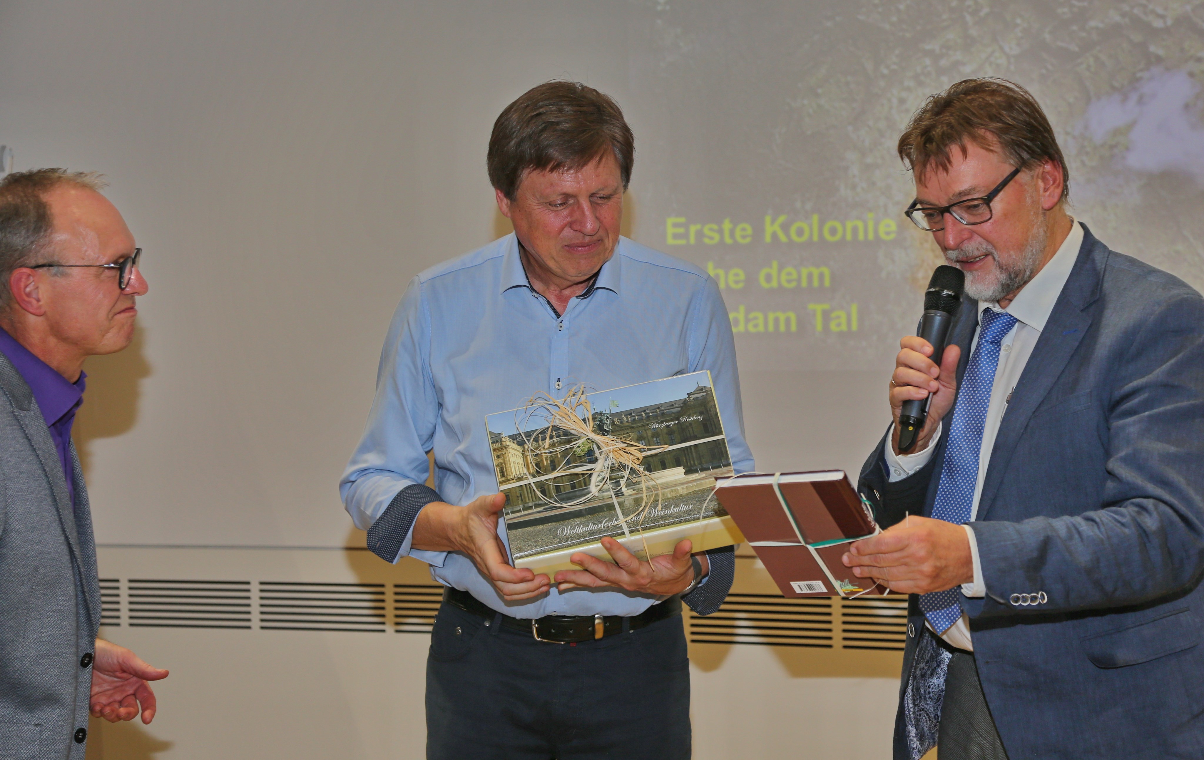 VHS-Geschäftsführer Peter Sauer, der bekannte Physiker und ehemalige Astronaut Prof. Dr. Ulrich Walter und Landrat Martin Wolf VHS-Geschäftsführer Peter Sauer, der bekannte Physiker und ehemalige Astronaut Prof. Dr. Ulrich Walter und Landrat Martin Wolf