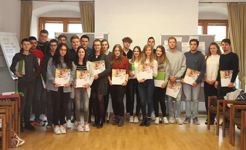 28 Auszubildende starten in ein neues Lehrjahr der AZUBI AKADEMIE und bilden sich damit stetig überbetrieblich fort. 28 Auszubildende starten in ein neues Lehrjahr der AZUBI AKADEMIE und bilden sich damit stetig überbetrieblich fort.