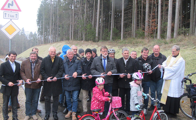 Der Radweg entlang der PAF 4 ist endlich fertiggestellt. Neben den politischen Vertretern, Verantwortlichen und Beteiligten freuen sich auch die kleinen Radlerinnen. Der Radweg entlang der PAF 4 ist endlich fertiggestellt. Neben den politischen Vertretern, Verantwortlichen und Beteiligten freuen sich auch die kleinen Radlerinnen.