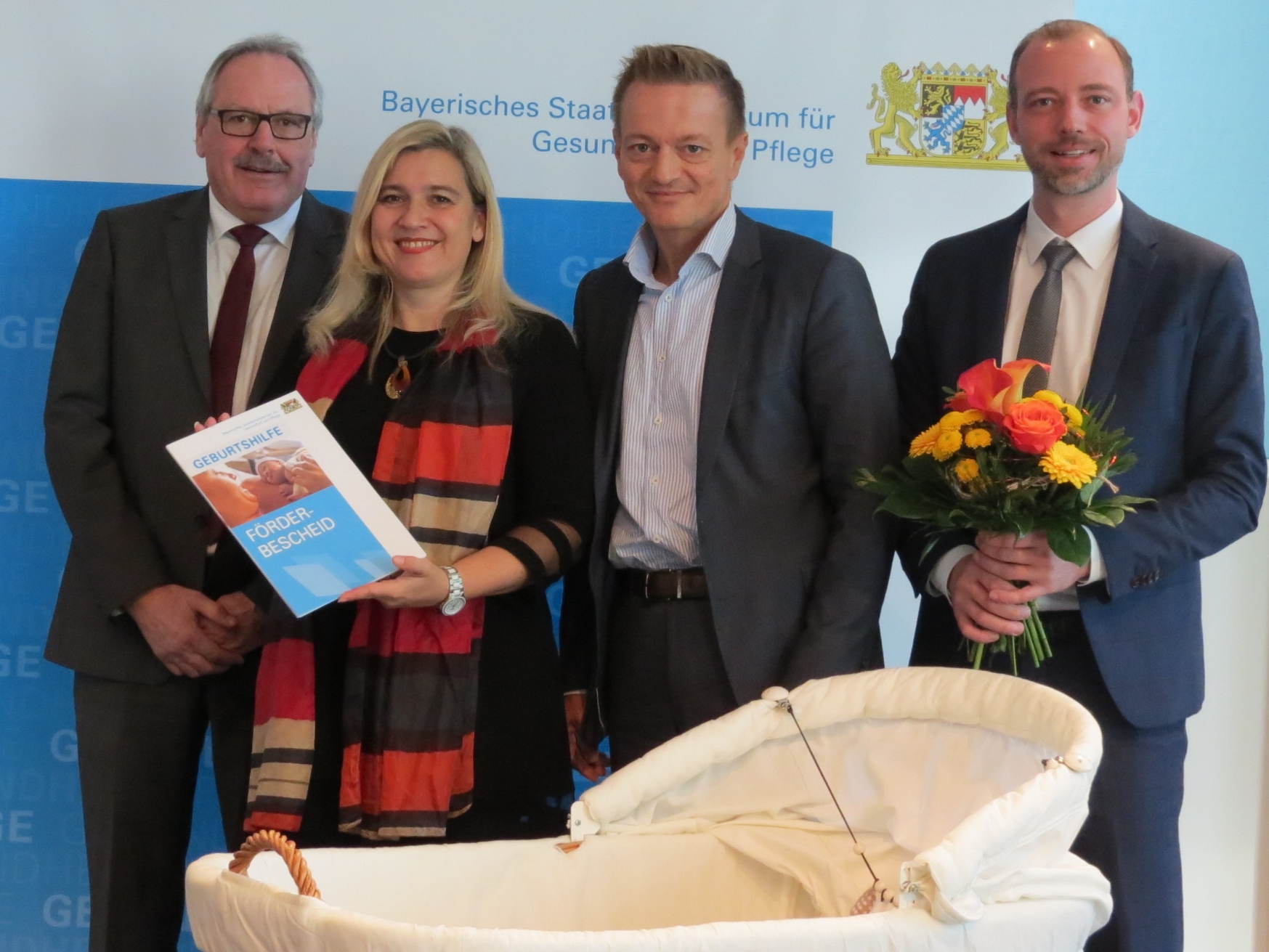 Der weitere Stellvertreter des Landrats J. Finkenzeller (1.v.l.), M. Huml, Staatsministerin für Gesundheit u. Pflege, CSU-Landtagsabgeordn. K. Straub (2.v.r.), der Geschäftsführer der Ilmtalklinik I. Goldammer (1.v.r.) Der weitere Stellvertreter des Landrats J. Finkenzeller (1.v.l.), M. Huml, Staatsministerin für Gesundheit u. Pflege, CSU-Landtagsabgeordn. K. Straub (2.v.r.), der Geschäftsführer der Ilmtalklinik I. Goldammer (1.v.r.)
