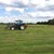 Wiese wird von einem Traktor gemäht
