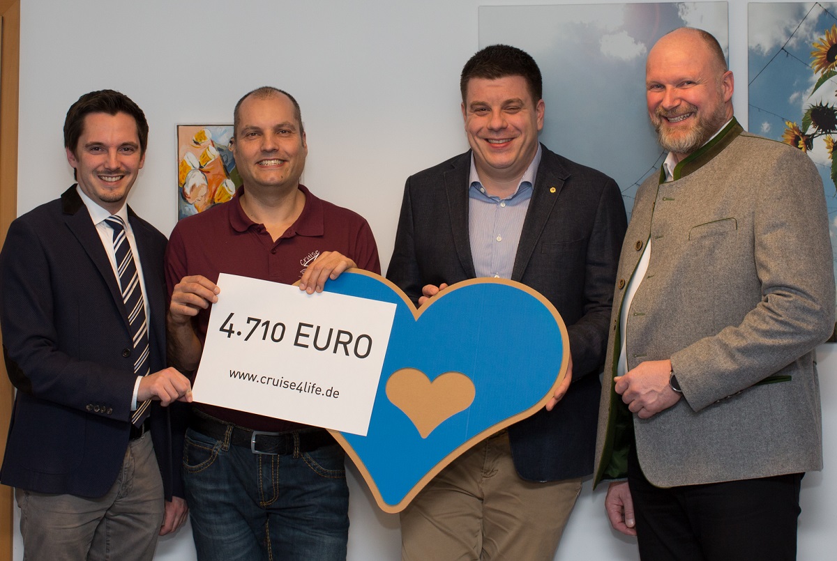 KUS-Vorstand Johannes Hofner (von links), Lions-Präsident Christoph Winter und THIMM-Geschäftsführer Jorge Grabmaier übergaben die Spende symbolisch mit einem Herz. Foto: KUS Spenden von insgesamt 4.710 Euro konnte Marco Habermeier (2.v.l.) in Vertretung des Vereins PCH-Familie e.V. und als Ergebnis des KUS- und Lions-Filmabends im Oktober entgegennehmen. KUS-Vorstand Johannes Hofner (von links), Lions-Präsident Christoph Winter und THIMM-Geschäftsführer Jorge Grabmaier übergaben die Spende symbolisch mit einem Herz. Foto: KUS