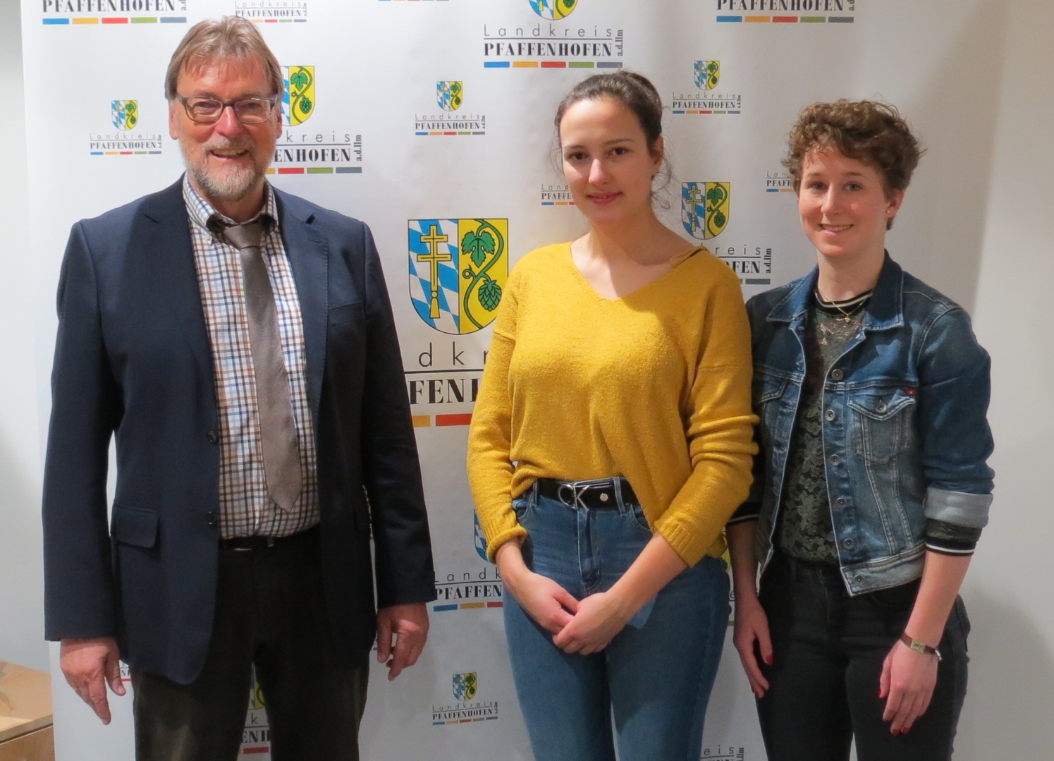 v.l.n.r.: Landrat Martin Wolf, Blütenkönigin Anna Kirmayr (Mitte) und Weizenkönigin Maria Breitsameter (re.) v.l.n.r.: Landrat Martin Wolf, Blütenkönigin Anna Kirmayr (Mitte) und Weizenkönigin Maria Breitsameter (re.)