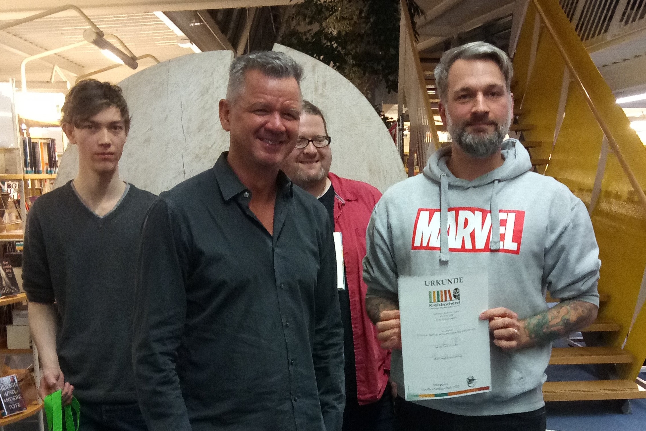 v.l.n.r.: Luis Kleinheinz, Joachim Treffer, Vorstand von mobile e.V., Poetry Slammer „Dave Appleson“ und Peter „Parkster“ v.l.n.r.: Luis Kleinheinz, Joachim Treffer, Vorstand von mobile e.V., Poetry Slammer „Dave Appleson“ und Peter „Parkster“