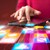 Eine Person, der mit der Hand ein Tablet bedient
