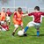 Kinder spielen Fußball