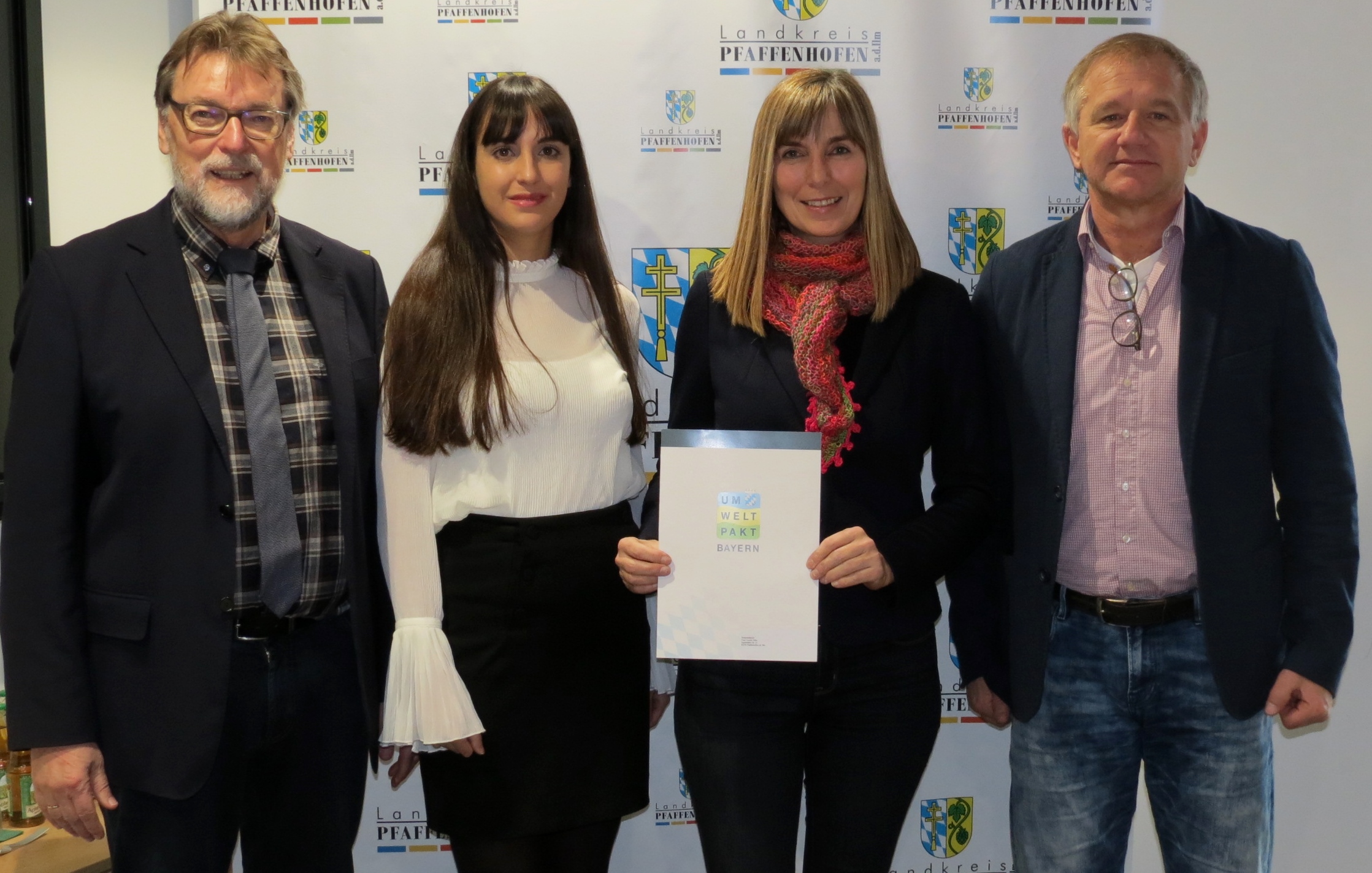 v.l.n.r.: Landrat Martin Wolf, Abteilungsleiterin Katharina Baschab, Carmen Seitz und Steuerberater Dieter Pfab v.l.n.r.: Landrat Martin Wolf, Abteilungsleiterin Katharina Baschab, Carmen Seitz und Steuerberater Dieter Pfab