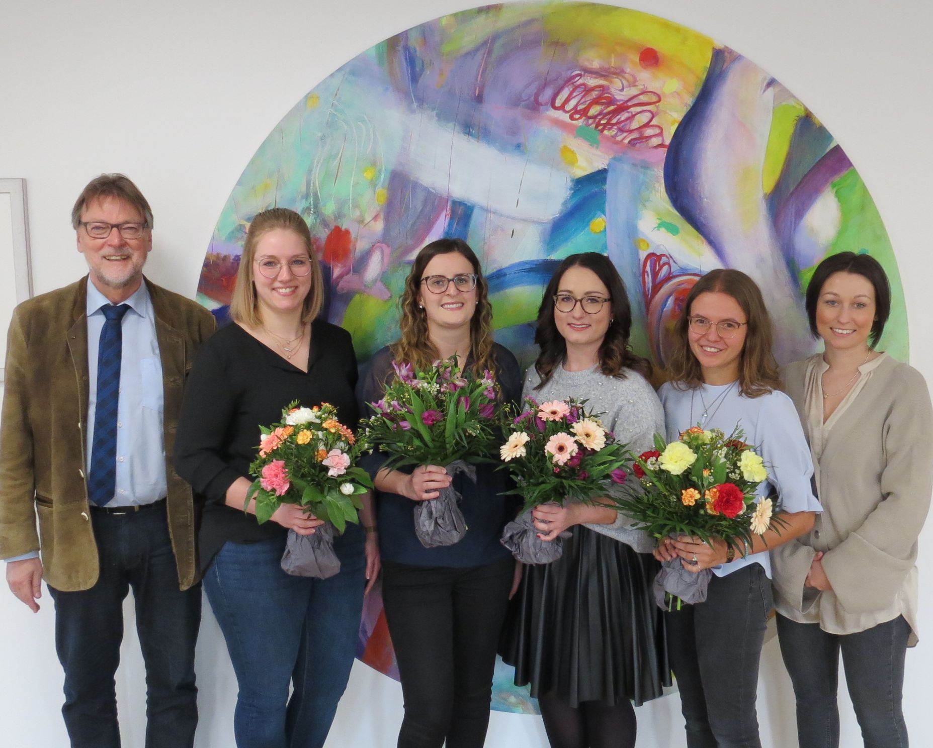v.l.n.r.: Landrat Martin Wolf, Ramona Gabriel, Lena Thalmeier, Carina Frank, Kathrin Grünwald und Melanie Frank, zuständig für Aus- Fort- und Weiterbildung am Landratsamt. v.l.n.r.: Landrat Martin Wolf, Ramona Gabriel, Lena Thalmeier, Carina Frank, Kathrin Grünwald und Melanie Frank, zuständig für Aus- Fort- und Weiterbildung am Landratsamt.