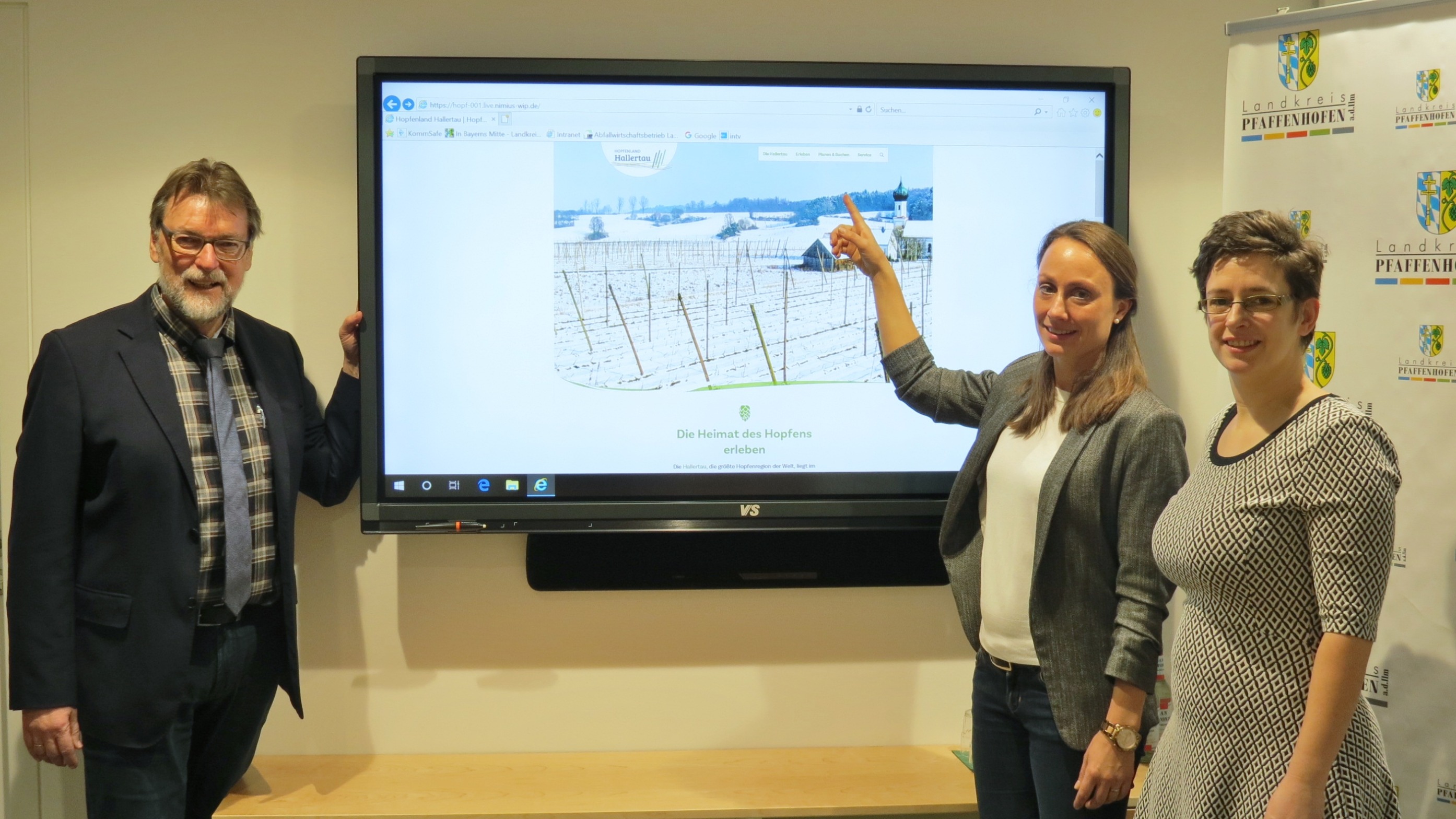 Landrat Martin Wolf (1. Vorsitzender, Hopfenland Hallertau Tourismus e.V., l.), Susanne Beyer (Projektleiterin, Hopfenland Hallertau Tourismus, 2. v. l.), Carolin Meinhold (Projektassistentin, Hopfenland Hallertau Tourismus e.V., r)